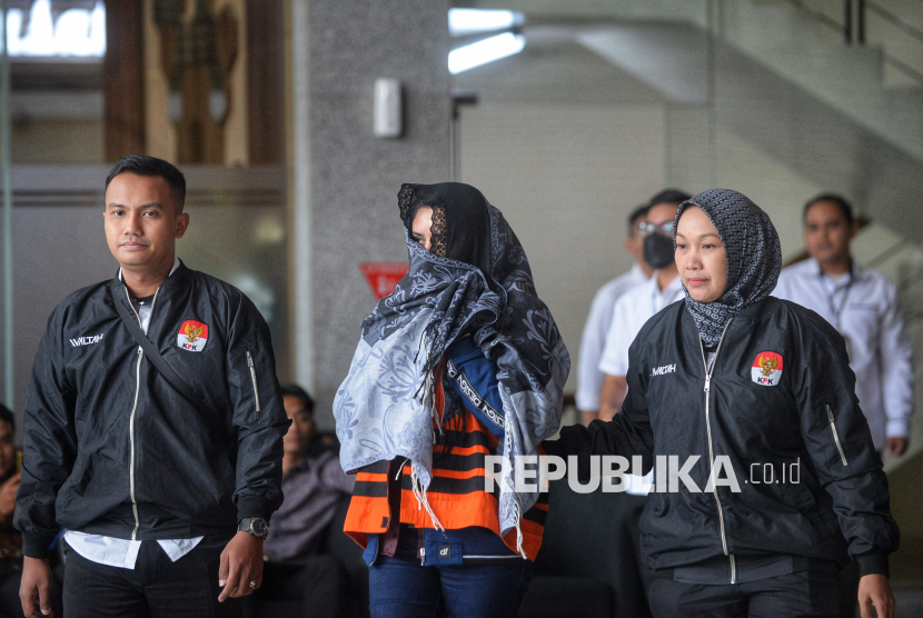 Bupati Pekalongan Fadia Arafiq mengenakan rompi tahanan usai diperiksa di Gedung Merah Putih Komisi Pemberantasan Korupsi (KPK), Jakarta, Rabu (4/3/2026). KPK melakukan operasi tangkap tangan (OTT) terhadap Fadia Arafiq dan menetapkannya sebagai tersangka dalam kasus dugaan korupsi pengadaan barang dan jasa (PBJ) terkait pekerjaan outsourcing di lingkungan Pemerintah Kabupaten Pekalongan.
