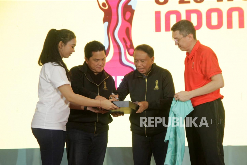 Peluncuran Menchandise resmi Piala Dunia U-20 2023 oleh Ketum PSSI sekaligus ketua LOC, Erick Thohir dan Menpora sekaligus Waketum PSSI Zainudin Amali di FX Sudirman, Jakarta, Rabu (8/3/2023).  