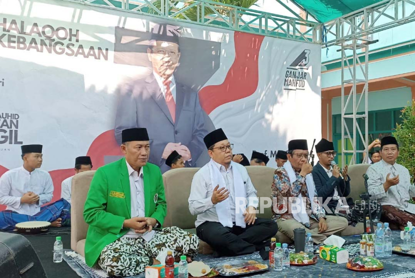 Calon Wakil Presiden (Cawapres) nomor urut 03 Mahfud MD menghadiri acara halaqoh kebangsaan di Ponpes Canga