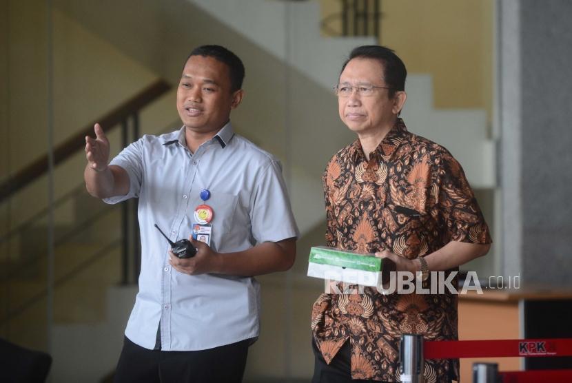 Mantan ketua DPR RI Marzuki Alie (tengah) memberikan keterangan kepada media usai menjalani pemeriksaan di gedung  Komisi Pemberantasan Korupsi (KPK), Jakarta, Selasa (26/6).