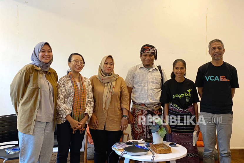 Guna mendorong keterlibatan suara lokal dalam aksi mitigasi iklim, koalisi CSO yang tergabung dalam aliansi Voices for Just Clime Action menggelar diskusi media di Cikini, Jakarta, Selasa (21/11/2023).