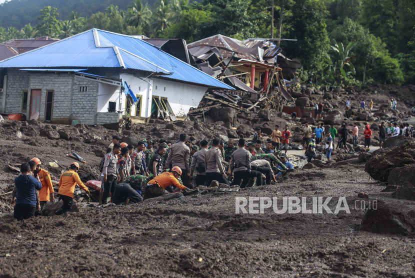 Sejumlah petugas SAR gabungan melakukan pencarian korban yang tertimbun akibat banjir bandang di Kelurahan Rua, Kota Ternate, Maluku Utara, Ahad (25/8/2024). Banjir bandang yang membawa material tanah, pasir, dan batu dari gunung tersebut menerjang Kelurahan Rua pada Ahad (25/8) pukul 04.00 WIT dan mengakibatkan tiga orang meninggal dunia, sementara tim gabungan terus melakukan upaya pencarian korban lainnya yang diperkirakan masih tertimbun lumpur. 