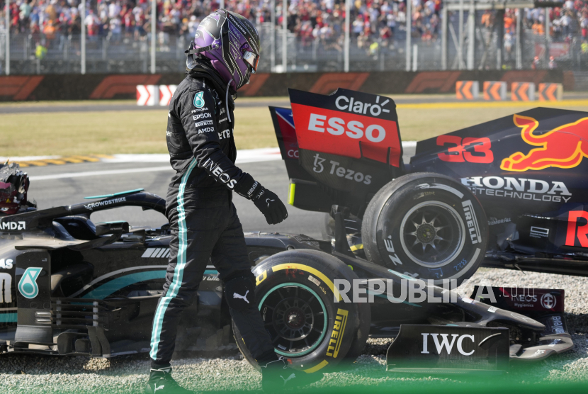  Pembalap Mercedes Lewis Hamilton dari Inggris berjalan pergi setelah menabrak pembalap Red Bull Max Verstappen dari Belanda selama Grand Prix Formula Satu Italia, di arena pacuan kuda Monza, di Monza, Italia, Ahad (12/9).