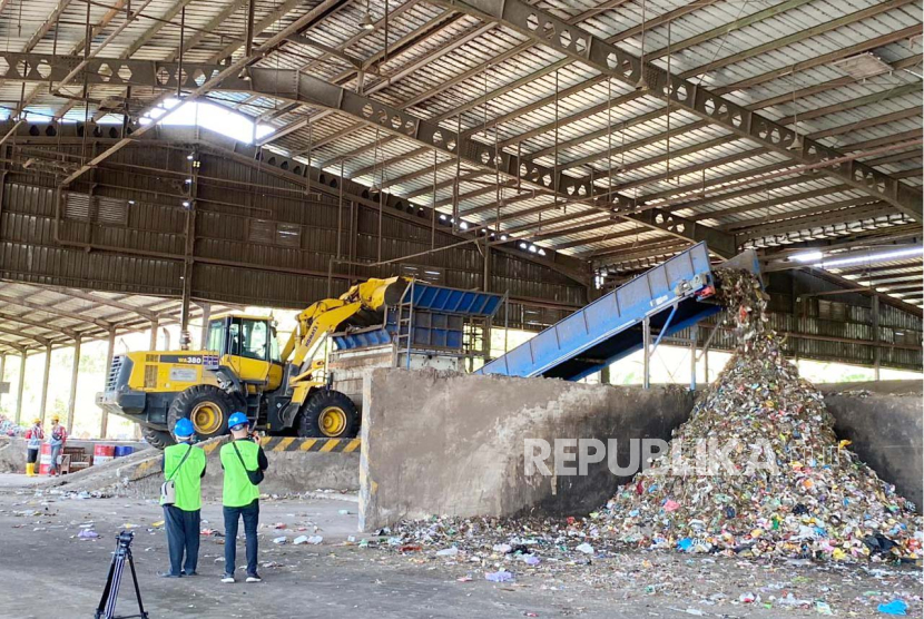 Para petugas sedang mengolah sampah menjadi bahan bakar alternatif di tempat pembuangan sampah terpadu (TPST) Refuse Derived Fuel (RDF) Jeruklegi, Kabupaten Cilacap, Rabu (27/9/2023).