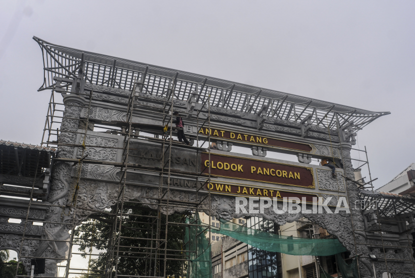 Pekerja menyelesaikan pembangunan konstruksi proyek gapura Chinatown di Glodok, Jakarta, Rabu (8/6/2022). Pembangunan gapura yang merupakan bagian dari revitalisasi kawasan Pecinan, Glodok, itu ditargetkan selesai pada 10 Juni 2022. Republika/Putra M. Akbar 
