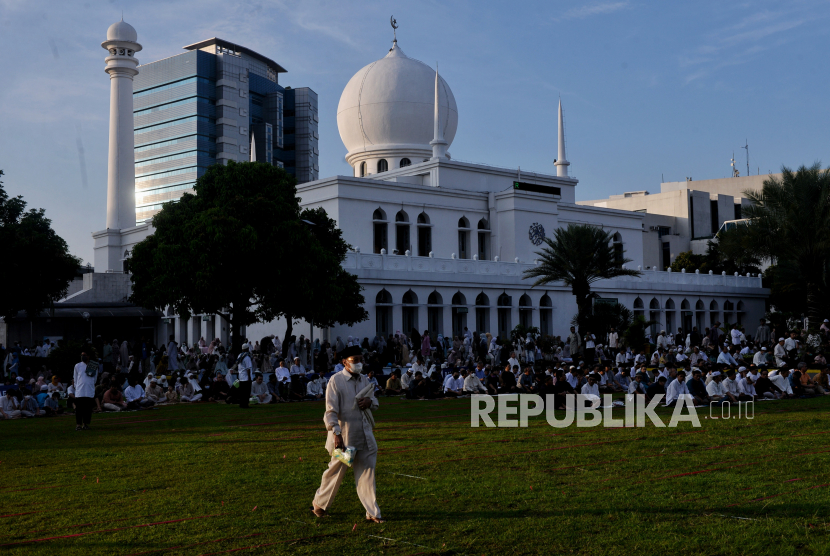 Niat dan Tata Cara Sholat Idul Adha 2024. Foto - Jamaah bersiap melaksanakan sholat Idul Adha di Masjid Al-Azhar, Jakarta, Rabu (28/6/2023). 