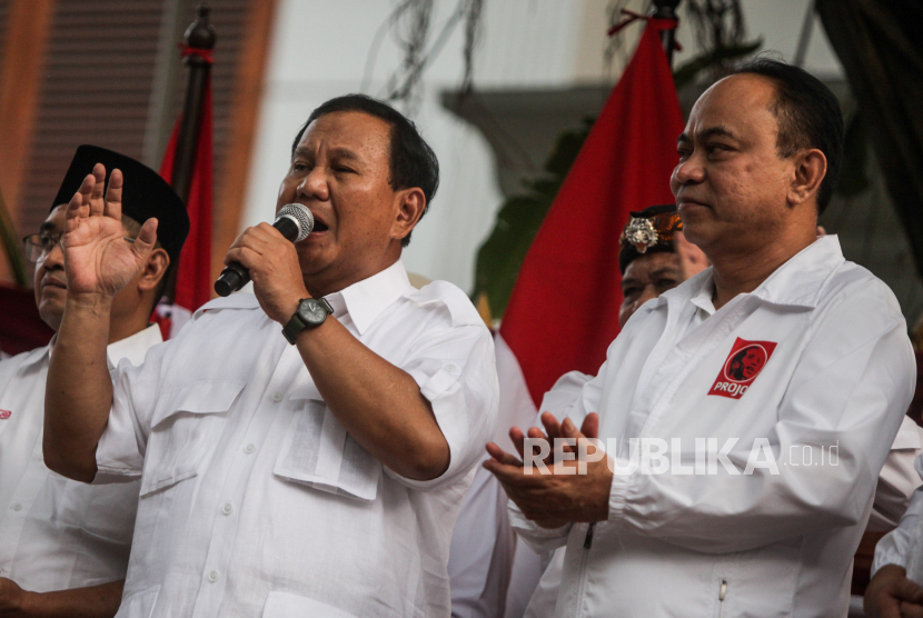 Ketua Umum Partai Gerindra, Prabowo Subianto (kiri) bersama Ketua DPP Projo Budi Arie Setiadi (kanan) menyampaikan sambutan saat melakukan deklarasi dukungan di Jakarta, Sabtu (14/10/2023). Kelompok relawan Projo mendeklarasikan dukungannya terhadap bakal calon presiden dari Koalisi Indonesia Maju Prabowo Subianto untuk bertarung pada Pemilihan Presiden (Pilpres) 2024.