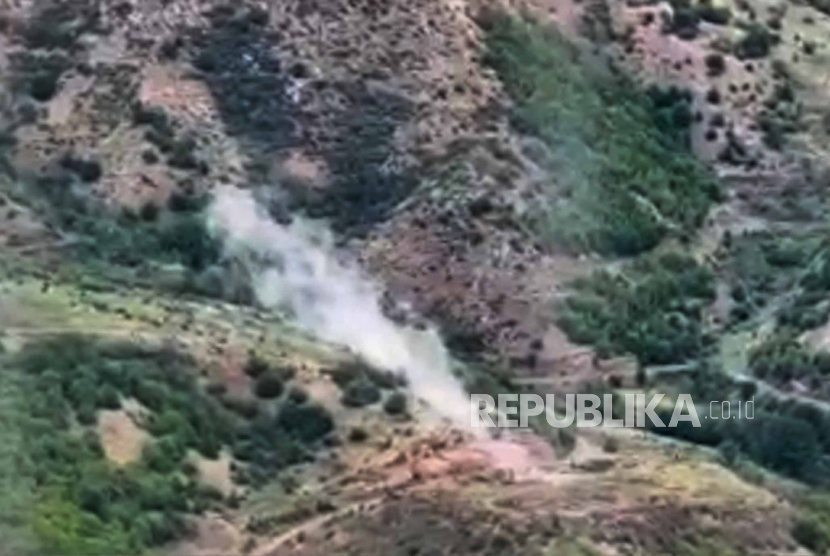 Foto ini diambil dari video yang dirilis Kementerian Pertahanan Azerbaijan pada Selasa, 19 September 2023, asap membubung di atas area yang menurut Azerbaijan menampung pasukan Armenia.
