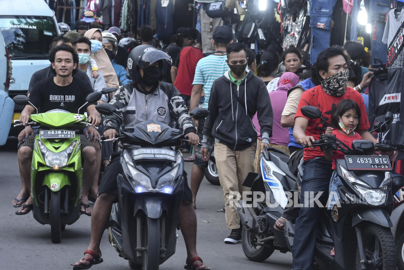 Suasana lalu lintas saat pemberlakukan PSBB di Kebayoran Lama, Jakarta, Kamis (21/5/2020). Sudah menjadi tradisi menjelang hari raya, warga belanja sembako dan daging.