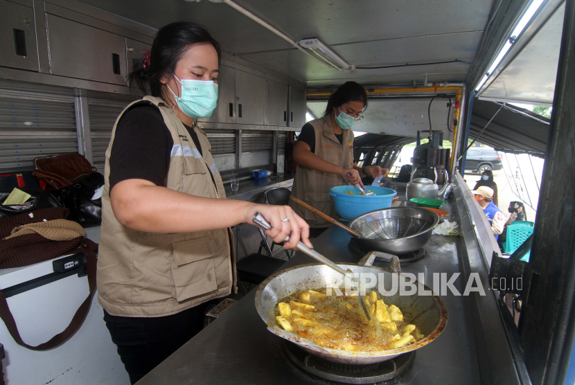 Pemerintah Kabupaten (Pemkab) Bekasi, Jawa Barat, membuka delapan dapur umum untuk mencukupi kebutuhan makan dan minum warga korban bencana banjir (Foto: ilustrasi)