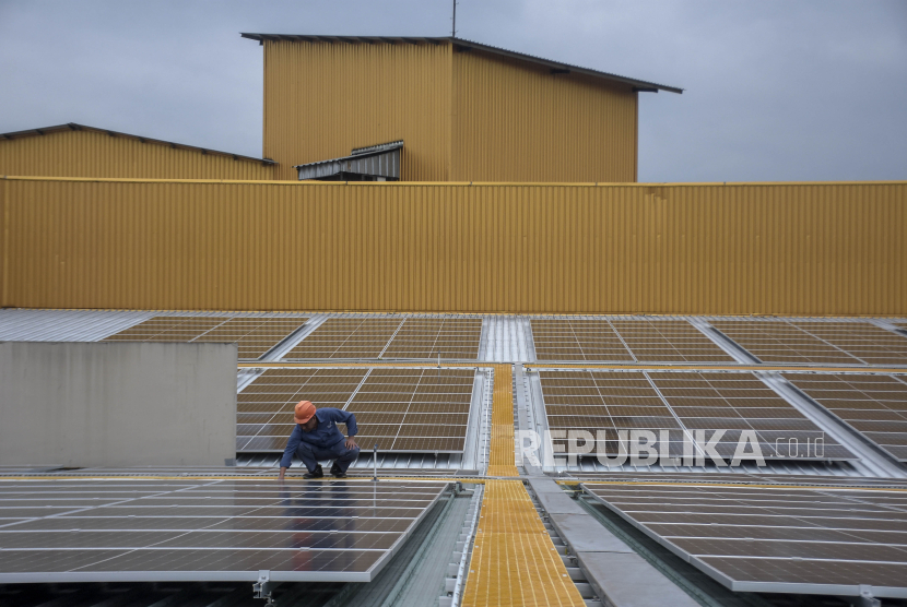 Petugas memeriksa panel surya di atap Trans Studio Mall Bandung, Bandung, Jawa Barat.