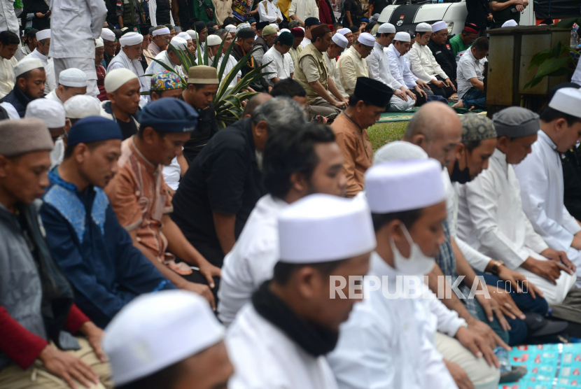Peserta aksi bela Al-Quran melakukan Shalat Ashar berjamaah di Depan Kedubes Swedia, Kuningan , Jakarta, Senin (30/1/2023). 