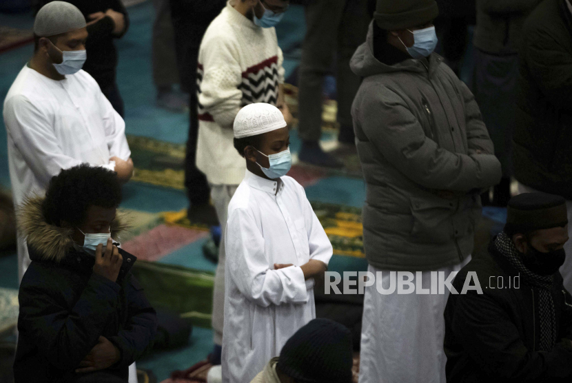 Muslim Inggris-AS Target Intimidasi dan Kejahatan Rasial. Umat Muslim beribadah di Masjid London Timur & Pusat Muslim London di London timur, Inggris.