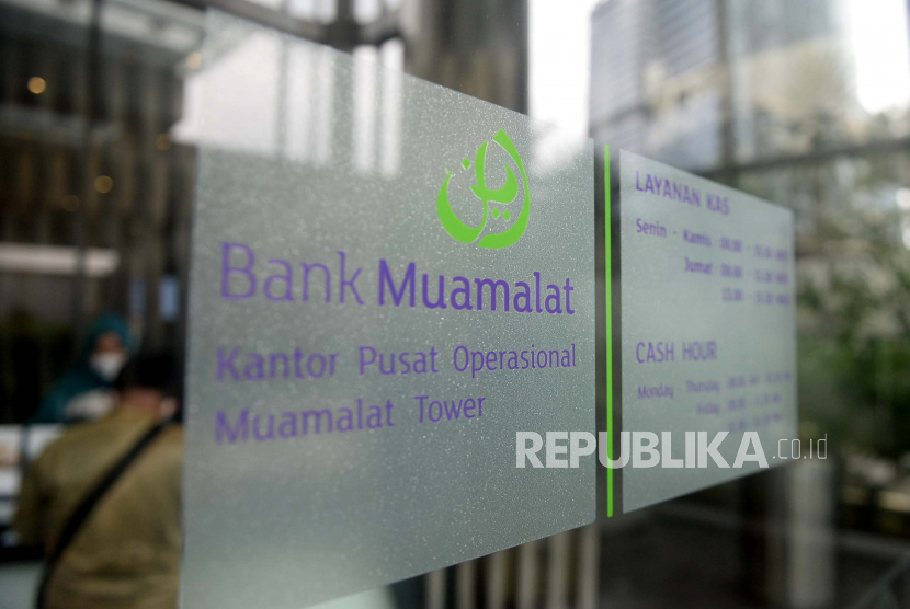 Karyawan melayani nasabah di kantor pusat Bank Muamalat, Jakarta, Jumat (5/2). PT Bank Muamalat Indonesia Tbk mengimbau nasabah dan masyarakat untuk mewaspadai modus kejahatan yang mengatasnamakan layanan customer care Bank Muamalat. 