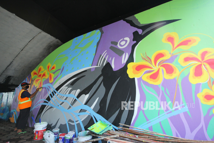 Petuga Dinas Pekerjaan Umum membuat mural di bawah Flyover Pasupati Kota Bandung. Pemkot Bandung kini sedang berupaya mempercantik beberapa fasilitas kota dengan menerapkan seni mural. Dengan adanya kegiatan tersebut selain menambah keindahan kota juga bisa menekan aksi vandalisme.