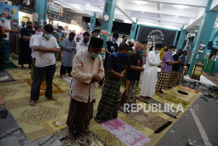 Jamaah menunaikan ibadah tarawih pertama Ramadhan 1441 Hijriyah di Masjid Jogokariyan, Yogyakarta, Kamis (23/4). Ibadah tarawih di Masjid Jogokariyan dilaksanakan khidmat dan ketat di tengah pandemi virus corona