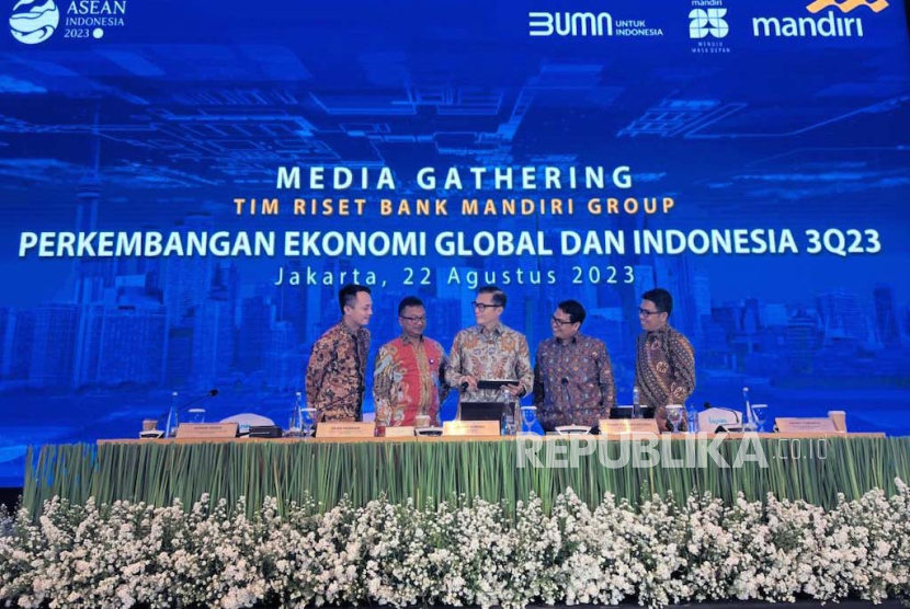 Tim riset Bank Mandiri di acara Media Gathering dengan tema Perkembangan Ekonomi Global dan Indonesia Kuartal III 2023 yang digelar secara virtual, Selasa (22/8/2023).
