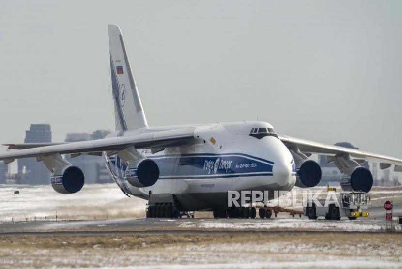Antonov AN-124 terdaftar Rusia ditarik di Bandara Pearson di Toronto pada Senin, 28 Februari 2022. Wilayah udara Kanada ditutup untuk pesawat terdaftar Rusia.