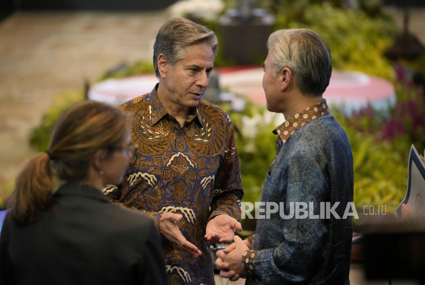 Menteri Luar Negeri AS Antony Blinken (kiri)