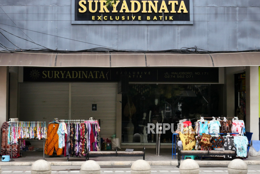 Toko batik menutup toko imbas sepinya pengunjung di Malioboro, Yogyakarta, Senin (2/8). Selama PPKM jumlah kunjungan wisatawan ke Malioboro anjlok. Dan Pemerintah kembali memperpanjang PPKM hingga 9 Agustus mendatang.