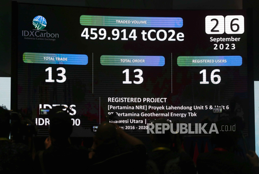  People look at a monitor displaying carbon trade volume information during the opening ceremony of Indonesia Carbon Exchange in Jakarta, Indonesia, 26 September 2023. President Widodo inaugurated the Indonesian Carbon Exchange held by Indonesia Stock Exchange, marking a historic point for Indonesia in overcoming climate change.  