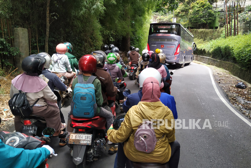 Arus lalu lintas di Jalan Kolonel Masturi, Kecamatan Lembang, Kabupaten Bandung Barat, padat merayap