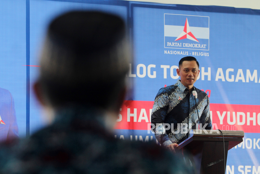 Ketua Umum DPP Partai Demokrat Agus Harimurti Yudhoyono (AHY) berdialog dengan sejumlah tokoh lintas agama di Kota Pontianak, Provinsi Kalimantan Barat, Rabu (22/9/2021). 