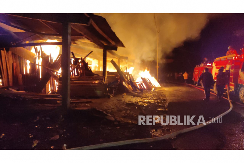 Petugas melakukan pemadaman api di rumah sekaligus pabrik kayu yang terbakar, di Desa Tanjungjaya, Kecamatan Tanjungjaya, Kabupaten Tasikmalaya, Jumat (23/6/2023) malam.
