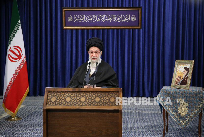  Foto selebaran yang disediakan oleh Kantor Pemimpin Tertinggi Iran menunjukkan pemimpin Tertinggi Iran Ayatollah Ali Khamenei berbicara tentang Kesepakatan Nuklir selama pidato langsung di TV, di Teheran, Iran, 08 Januari 2021.