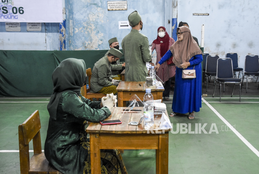 Warga mengambil surat suara pada Pemilihan Kepala Desa (Pilkades) serentak. (Ilustrasi)