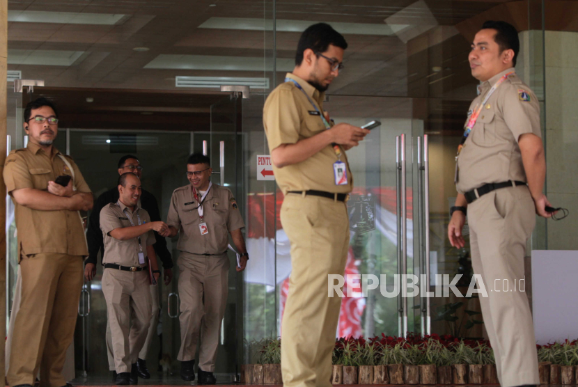 Aparatur sipil negara (ASN) saat berjalan di kompleks Balai Kota DKI Jakarta, Senin (21/8/2023). Selain WFH, Sekwan DPRD DKI mewajibkan pegawai pakai transportasi umum tiap Rabu.