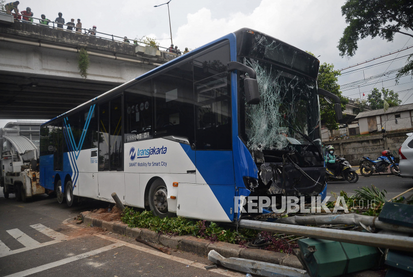 Sebuah bus Transjakarta mengalami kecelakaan (ilustrasi).