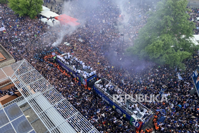 Para pemain tim sepak bola Inter Milan merayakan parade gelar liga top Serie A Italia ke-20 di dalam bus di luar Stadion San Sirocco di Milan, Italia, Ahad (28/4/2024).