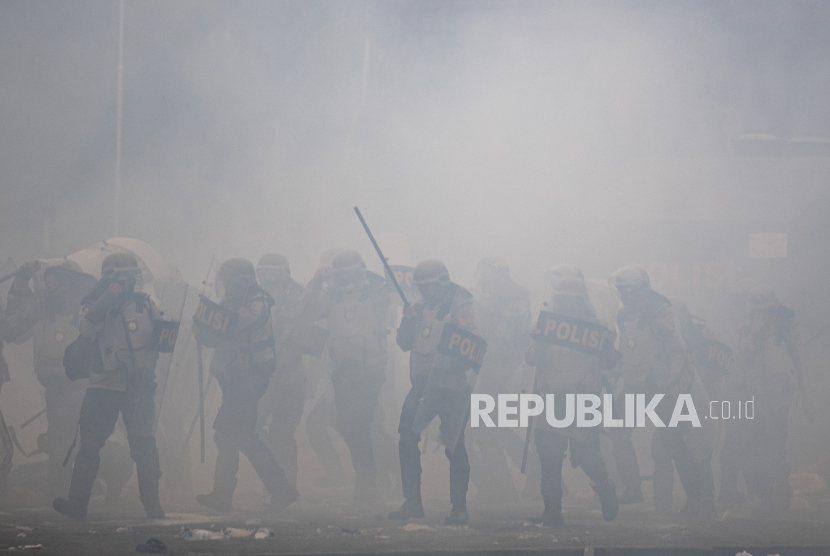 Polisi menembakkan gas air mata ke arah pengunjuk rasa saat demo menolak Undang-Undang Cipta Kerja di depan Kantor DPRD Provinsi Sumatera Selatan, Palembang, Kamis (8/10/2020). 
