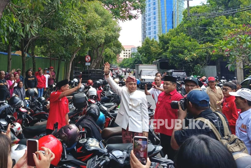 Wali Kota Surabaya Eri Cahyadi bersama wakilnya, Armuji mendaftarkan diri sebagai kandidat calon kepala daerah yang akan berkontestasi di Pilkada 2024. Pendaftaran dilakukan di kantor DPC PDI Perjuangan Kota Surabaya, dan diterima langsung oleh Ketua DPC PDIP Surabaya Adi Sutarwijono, Kamis (2/5/2024).