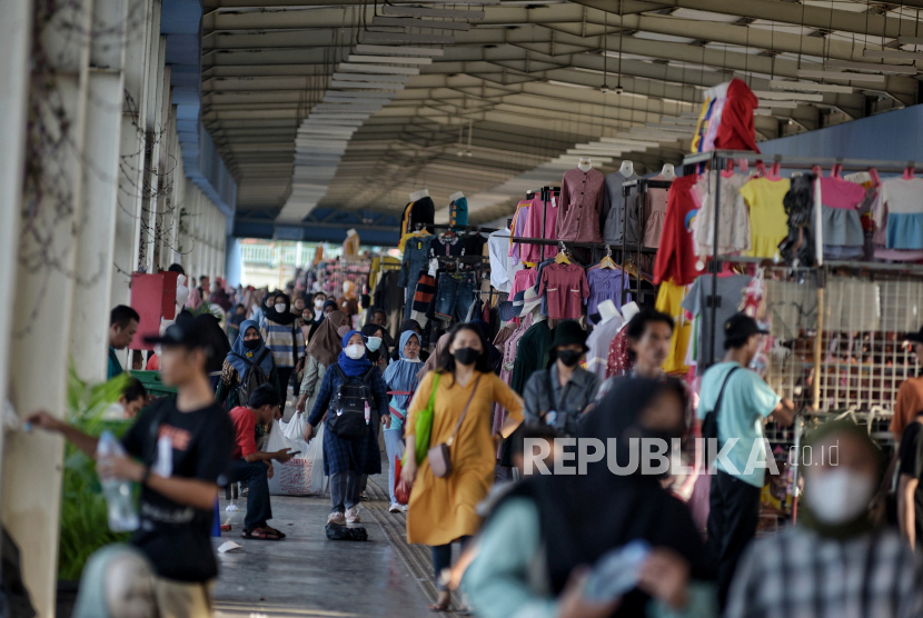 Pengunjung memadati area skybridge multiguna Tanah Abang, Jakarta, Senin (28/3/2022). Menjelang bulan suci Ramadhan 1443 Hijirah, Pasar Tanah Abang mulai dipadati warga yang hendak berbelanja busana muslim. Republika/Thoudy Badai