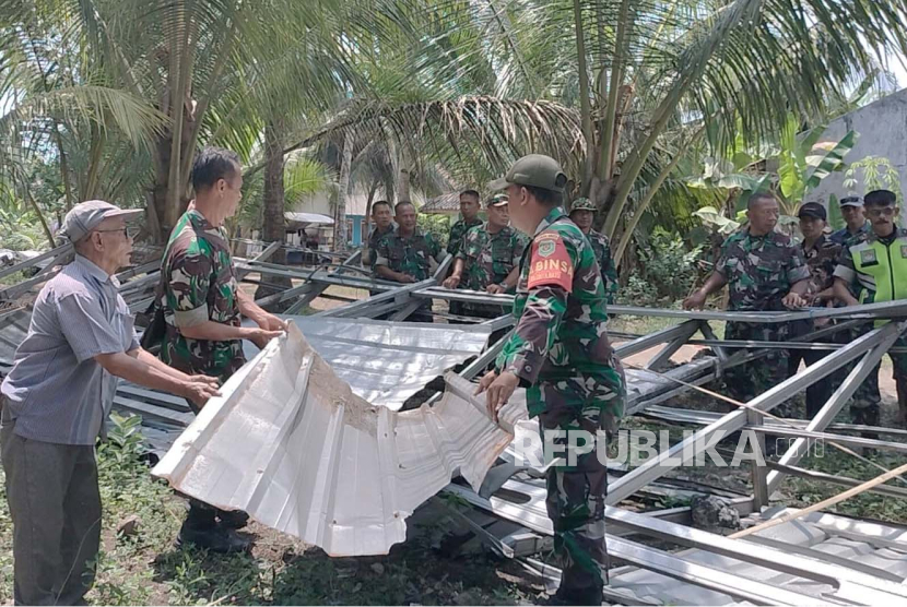 Personel TNI melakukan perbaikan warung pedagang, yang mengalami kerusakan akibat aktivitas pendaratan helikopter di Cijulang, Kabupaten Pangandaran, Jawa Barat, Selasa (7/11/2023). 
