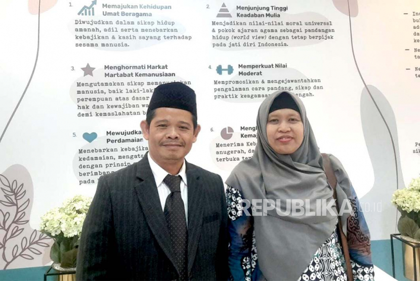 Pasangan suami istri, Prof Zuhri dan Prof Maemonah dikukuhkan sebagai guru besar UIN Sunan Kalijaga Yogyakarta di Kantor Kemenag, Lapangan Banteng, Jakarta Pusat, Jumat (23/6/2023). 