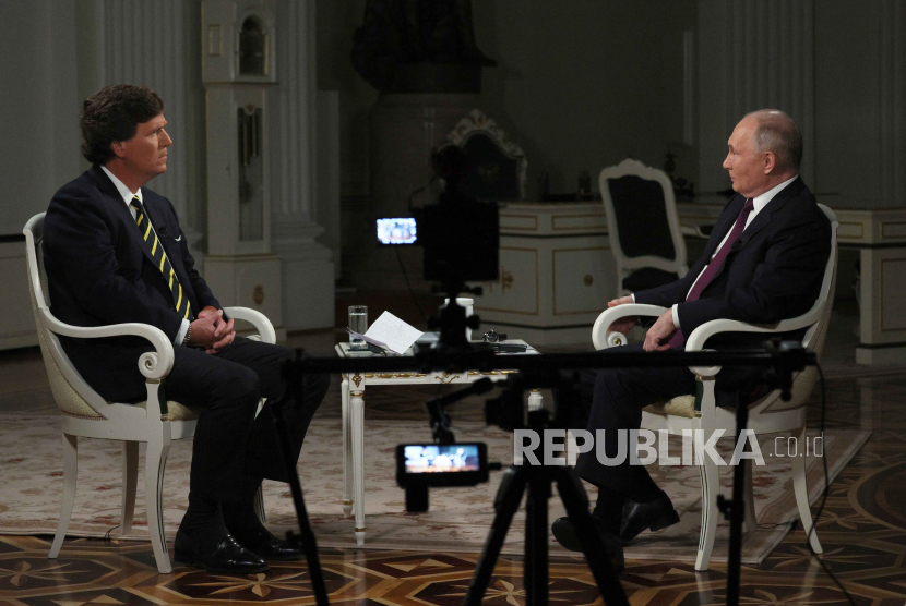 Presiden Rusia, Vladimir Putin (R) bersama jurnalis AS, Tucker Carlson di Kremlin Moscow, Rusia.