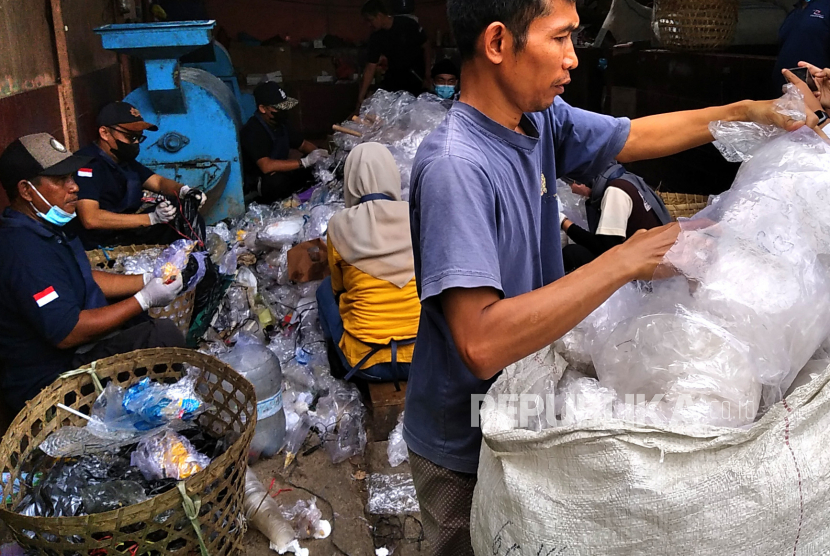 Pekerja memilah sampah plastik di depo sampah (ilustrasi)