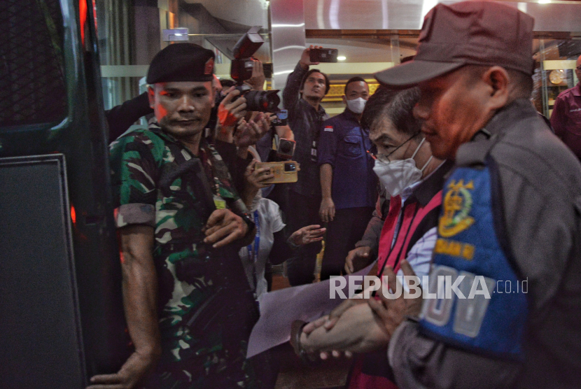 Crazy Rich Surabaya Budi Said mengenakan rompi tahanan usai menjalani pemeriksaan di Kejaksaan Agung, Jakarta Selatan, Kamis (18/1/2024). 