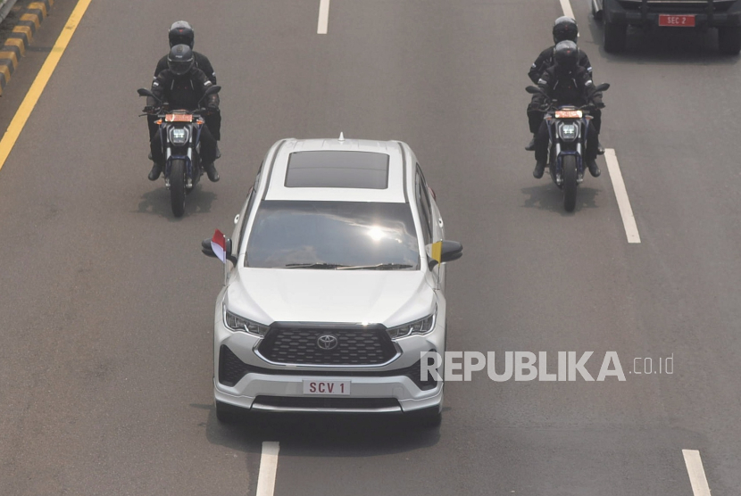 Iring-iringan rombongan kendaraan yang membawa Pemimpin Tertinggi Gereja Katolik Paus Fransiskus melintas di Tol Dalam Kota Gatot Subroto, Jakarta, Rabu (3/9/2024).