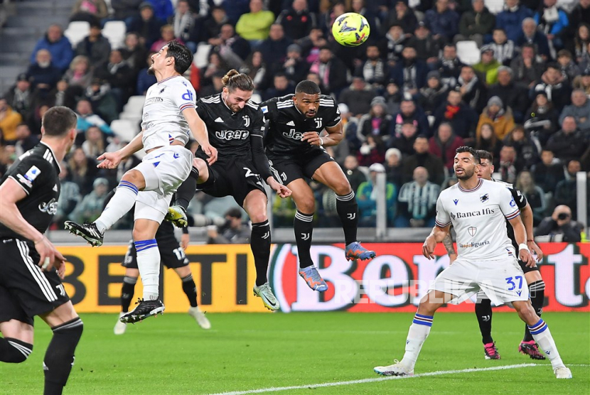 Juventus Adrien Rabiot (C) goes for a header to score the 2-0 lead during the Italian Serie A soccer match Juventus FC vs UC Sampdoria at the Allianz Stadium in Turin, Italy, 12 March 2023.  