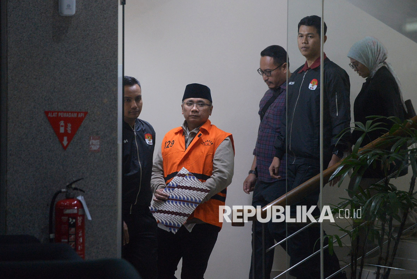 Mantan Menteri Agama Yaqut Cholil Qoumas mengenakan rompi tahanan usai menjalani pemeriksaan di Gedung Merah Putih KPK, Jakarta, Kamis (12/3/2026). Komisi Pemberantasan Korupsi (KPK) resmi menahan Yaqut terkait dugaan kasus korupsi dalam penentuan kuota dan penyelenggaraan ibadah haji di Kementerian Agama (Kemenag) tahun 2023–2024. Sehari sebelumnya, permohonan praperadilannya ditolak oleh Pengadilan Negeri Jakarta Selatan.