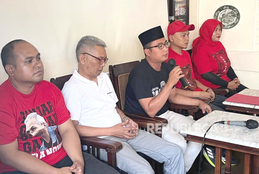 Afthon Lubbi (tengah) dan sejumlah rekannya menyampaikan kepada awak media soal keputusan mereka mundur sebagai bakal caleg Partai Solidaritas Indonesia (PSI) dan sebagai kader, di sebuah kafe di Jakarta Pusat, Selasa (22/8/2023). Mereka hengkang karena PSI menunjukkan gelagat akan mendukung Prabowo Subianto sebagai capres Pilpres 2024.