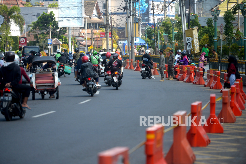 Water barrier dan pita larangan melintas terpasang di marka biku-biku Jalan Pasar Kembang, Yogyakarta. 