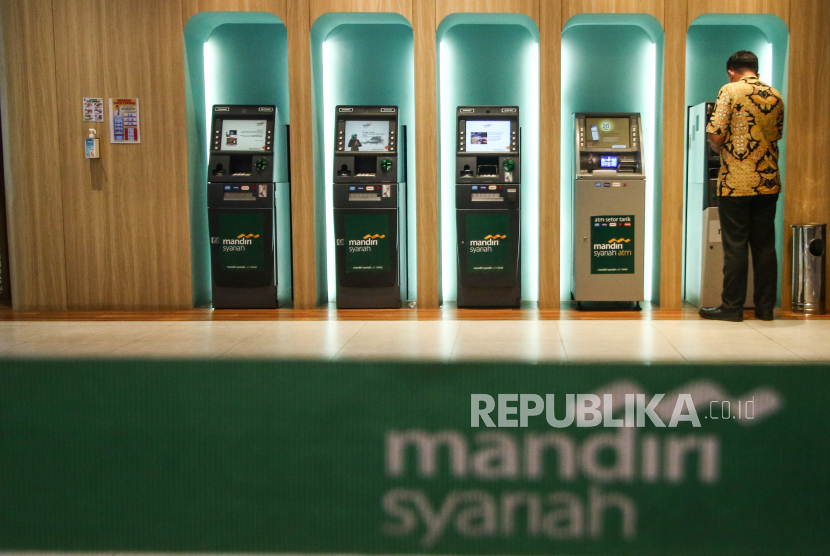 Nasabah mengambil uang di ATM Bank Syariah Mandiri, (ilustrasi). Mandiri Syariah menjalin kerja sama dengan Dompet Dhuafa dalam menyedikan layanan ziswaf.