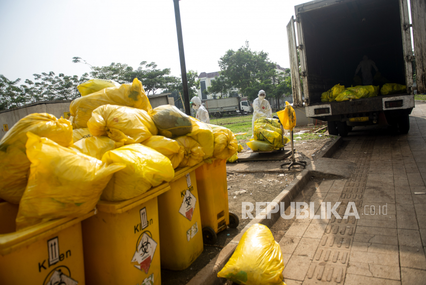Petugas menimbang kantong yang berisi limbah medis bahan berbahaya dan beracun (B3) di Rumah Sakit Darurat COVID-19 (RSDC) Wisma Atlet, Kemayoran, Jakarta, Selasa (17/8/2021). Menteri Koordinator Bidang Kemaritiman dan Investasi, Luhut Binsar Pandjaitan, menyatakan perlunya tindakan yang cepat dan tepat terkait pengelolaan limbah medis COVID-19 yang mencakup Bahan Berbahaya dan Beracun (B3) yang pada Juli 2021 terdapat peningkatan mencapai 18 juta ton. 