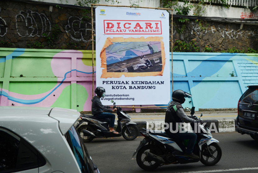 Gambar pelaku vandalisme yang tertangkap kamera dipajang di kawasan Babakan Siliwangi, Jalan Siliwangi, Kota Bandung, Ahad (16/1). Pemasang gambar pelaku corat coret sembarangan tersebut sebagai salah satu upaya memberi evek jera kepada pelaku, sekaligus mencegah hal serupa yang merusak fasilitas umum dan estetik Bota Bandung.
