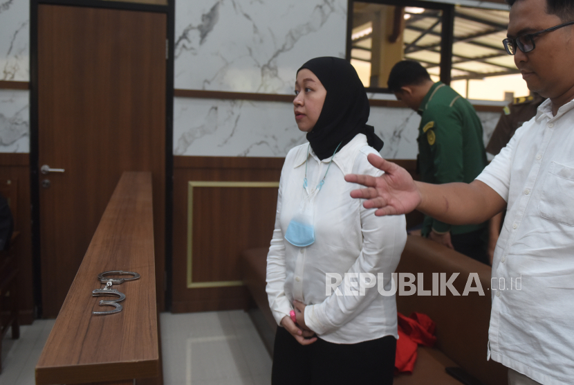 Pemilik Daycare Wensen School Indonesia (WSI) Meita Irianty (kiri) bersiap mengikuti sidang pembacaan dakwaan di Pengadilan Negeri Kota Depok, Jawa Barat, Rabu (16/10/2024). JPU mendakwa  Meita dengan Pasal 80 ayat 1 dan 2 UU RI Nomor 35 Tahun 2014 tentang Perlindungan Anak Juncto Pasal 65 ayat 1 KUHP dalam kasus kekerasan terhadap dua balita yang terjadi di Daycare Wensen School Indonesia (WSI), Depok. 